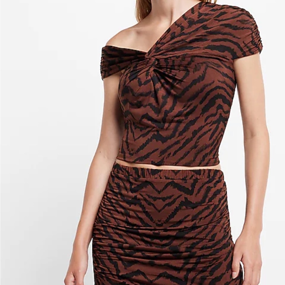 🆕 express animal print stretchy crop top blouse body contour compression silky